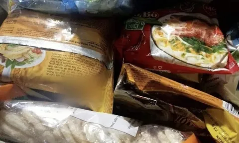 Mẹ ở quê gửi cho nhiều mì tôm, phở gói, con gái mở ra thấy thứ sâu bên trong mà đỏ hoe mắt