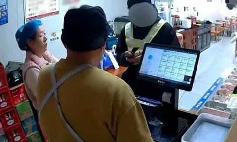 Thấy chàng trai trẻ chỉ còn 7.000 đồng mua cơm trắng, chủ quán có ngay hành động đẹp, tiết lộ lý do cảm động