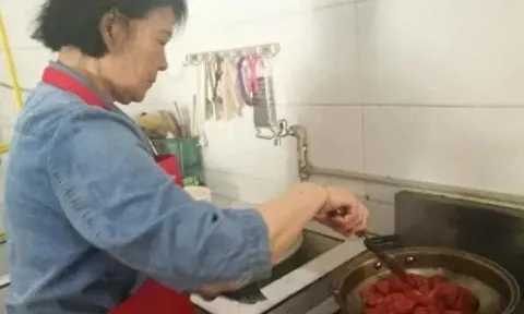 6 năm lên phố phụ chăm cháu, ngày con gái báo tin bầu lần 2, bà ngoại thú nhận rồi dọn đồ về quê