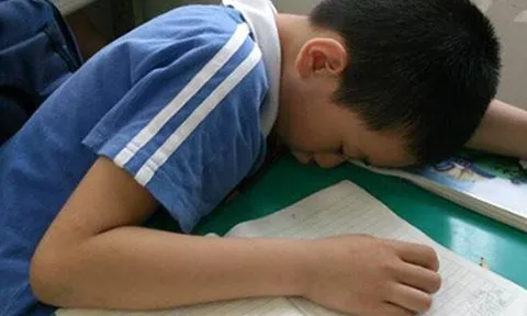 Cô giáo gửi ảnh con ngủ gật trong giờ học, bố nói một câu trong nhóm chat lớp khiến cô ngại ngùng