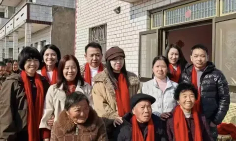 Nhà quá nghèo, cậu bé đi theo người lạ để có miếng ăn, khi thành cụ ông 82 tuổi mới tìm được đường về nhà