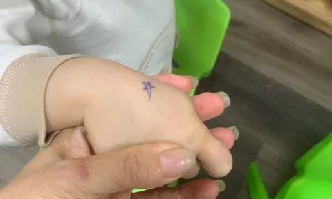 Bé trai mầm non Hải Phòng khóc nức nở vì cô giáo, ký hiệu đặc biệt trên tay đứa trẻ khiến CĐM liên tục bình luận