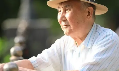 Con trai đi công tác, con dâu ngày nào cũng giặt ga giường, tôi lén vào kiểm tra rồi đỏ mặt chạy ra