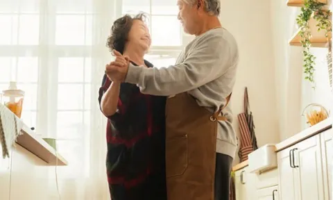 Vợ mất 2 năm, tôi chuyển về sống chung với cô hàng xóm góa chồng, những người từng bàn tán về chúng tôi giờ lại ghen tị