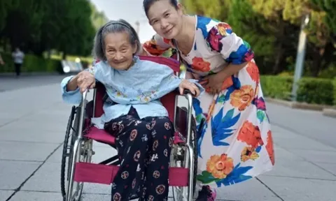 Con gái 58 tuổi ngày ngày đưa mẹ 99 tuổi đi dạo: "Mẹ vất vả cả đời, con muốn mẹ được chiêm ngưỡng thế giới tươi đẹp ngoài kia"