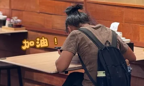 Vào quán ăn cùng bố, bé gái gọi 4 món, ông chủ âm thầm báo cảnh sát khi ghép tên các món ăn lại