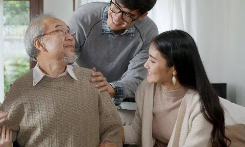 Nghỉ hưu 5 năm vẫn bị con cái "hành" xin tiền, nhờ chăm cháu, ông lão đưa ra quyết định thay đổi số phận vợ chồng già