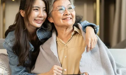 Vội lấy gái trẻ sau 1 năm vợ mất, cái kết buồn của ông hàng xóm khiến tôi nhận ra 3 điều khi về già