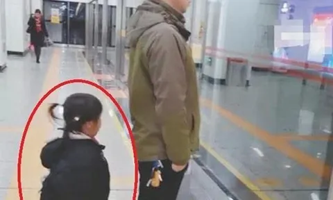 Cõi mạng rầm rộ bức ảnh chụp bố và con gái ở ga tàu, hành động của đứa trẻ khiến ông bố được khen hết lời