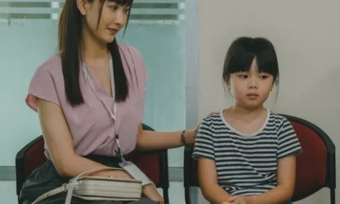 Con gái riêng của vợ tối nào cũng ở trong buồng tắm 2 tiếng, thấy thứ đứa trẻ cầm trên tay tôi mới vỡ lẽ