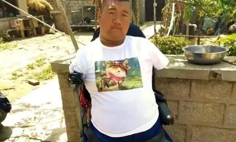 Người đàn ông không tay chân dùng một chiếc đũa để xoay chuyển cuộc đời