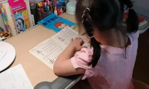 Bài tập tiếng Việt khiến cả nhà bó tay: "Từ nào để nguyên nghĩa là mẹ, bỏ bớt chữ vẫn là mẹ?"