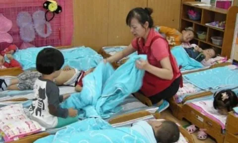 Bé gái mầm non cựa quậy trong chăn suốt giờ ngủ trưa, cô giáo gọi bố dượng gấp khi thấy thứ trong túi quần đứa trẻ