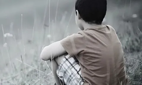 Cha ngủ quên bên vệ đường để lạc mất con trai 7 tuổi, 21 năm sau xảy ra chuyện không ngờ 