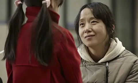 Bố dượng gõ cửa phòng tôi mỗi đêm, vô tình nghe ông và bố ruột nói chuyện, tôi quyết định đổi họ