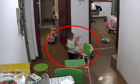 Anh trai 1 tuổi bế em sơ sinh đi lại trong nhà, mẹ hốt hoảng khi thấy đứa trẻ bị dốc ngược đầu xuống đất