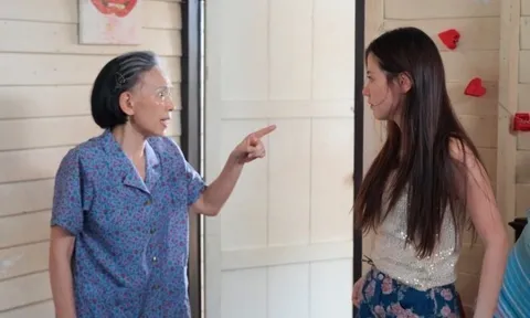 Nhắm mắt lấy chồng hơn 20 tuổi ở tuổi 32, đêm tân hôn anh lấy ra một thứ một thứ khiến tôi bủn rủn