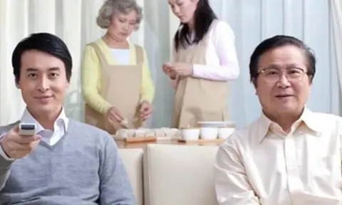 Giúp con trai chăm cháu 3 năm liền, thức ngày cày đêm, ốm không dám nghỉ, mẹ chồng hối hận khi con dâu nói