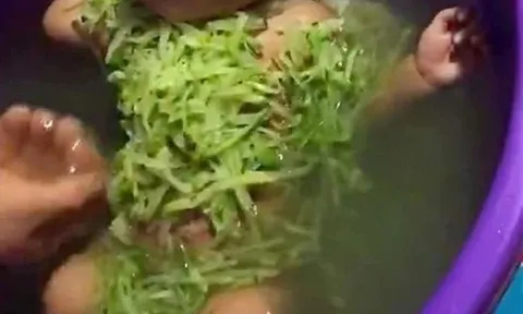 Đi làm về thấy bà nội tắm cho cháu 4 tháng tuổi bằng thứ nước kỳ lạ, khắp người con xanh lè, người mẹ tá hoả