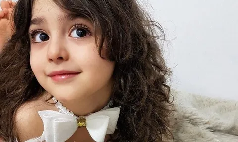 Con gái 5 tuổi mang vẻ đẹp hiếm thấy, rúng động cả thế giới, bố "lo sốt vó" đưa ra quyết định liều lĩnh