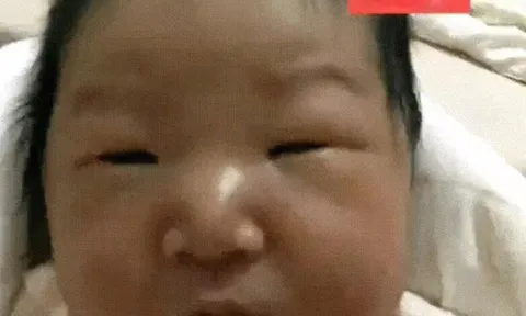 Bé sơ sinh chào đời bị gọi là "vịt con xấu xí", vài năm sau lột xác thành búp bê Hoa khôi bao chàng mê