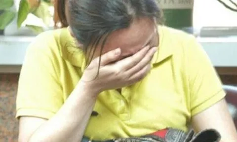 Con gái 7 tuổi đêm nào cũng chui gầm giường, góa phụ òa khóc khi lén nhìn xuống phía dưới