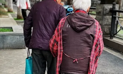 Cứ tưởng đẻ một con là sướng, lúc nghỉ hưu tôi mới ân hận: "Biết thế ngày xưa sinh thêm một đứa nữa"