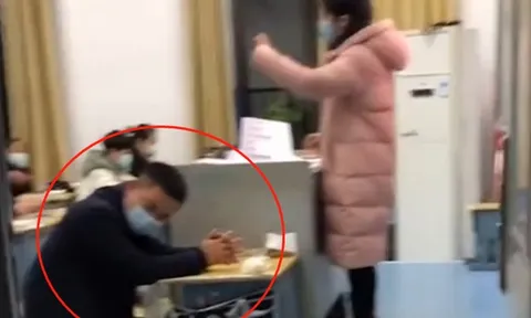 Đi họp phụ huynh ông bố được yêu cầu ngồi ghế con mình thường ngồi ở lớp, gia đình lập tức chuyển trường cho con