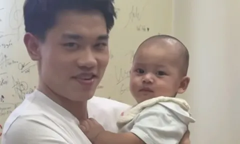 Đình Bắc U23 yêu chiều con trai của mỹ nữ nổi tiếng TP.HCM: Mẹ ruột thừa nhận cậu bé giống y hệt bố