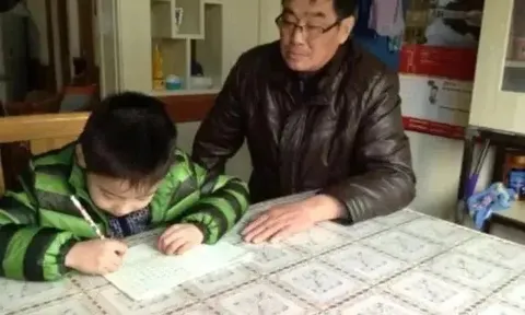 Đứa trẻ đột tử vì học cả ngày lẫn đêm, học thêm năng khiếu vào cuối tuần, bé nói 7 từ với mẹ trước lúc mất