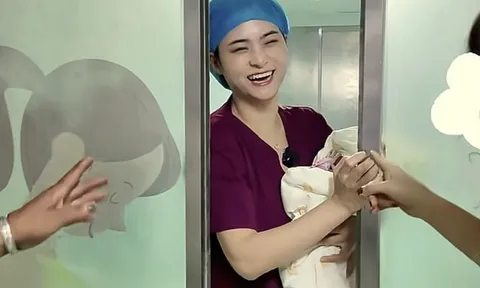 Bé sơ sinh vừa chào đời được bác sĩ bế ra ngoài gặp gia đình, đứa trẻ liên tục lấy tay che mặt