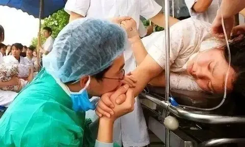 Vừa thay đồ, sản phụ trẻ bỗng có "nhu cầu sinh lý", đỏ mặt khi bác sĩ là nam giới