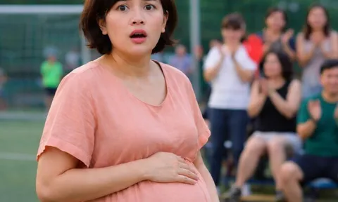 Bế bầu ra sân cổ vũ chồng đá bóng với công ty, thấy cảnh anh được đồng nghiệp giúp mặc đồ tôi muốn xỉu ngang