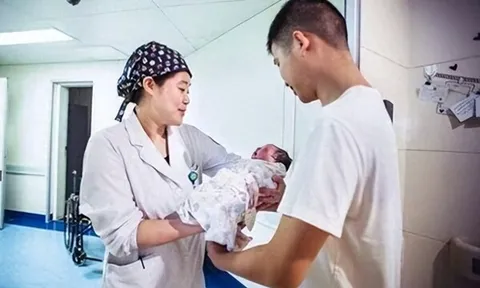 Con sơ sinh chào đời với nhiều lớp vảy trên cơ thể, bố sợ không dám bế liền bị bác sĩ mắng thiếu hiểu biết