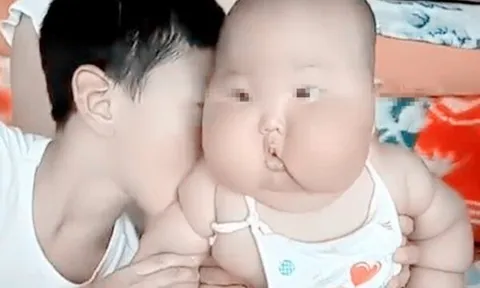 Đi làm xa gửi con về quê cho bà chăm sóc, 6 tháng sau mẹ dụi mắt mấy lần vẫn không nhận ra con gái xinh ngày nào