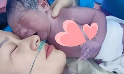Bé sơ sinh chào đời khóc suốt không thể dỗ, cảnh tượng lúc đưa lại gần mẹ khiến ai cũng khó tin