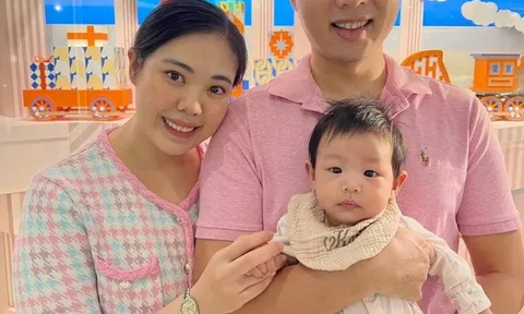 Thấy bình sữa của con có mùi lạ, mẹ xem camera thì rùng mình trước hành động tàn độc của giúp việc