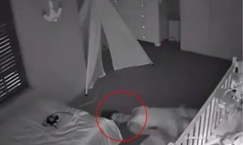 Video hút 20 triệu lượt xem ghi lại cảnh mẹ bỉm có hành động lạ trong phòng con, nằm bất động dưới đất cười