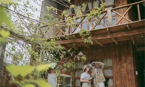 Dành 3 năm tích lũy, cô gái 8X Hà Nội bỏ phố về quê xây nhà gỗ 360m2 đẹp như tranh, góc nào cũng mê