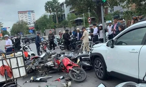 Vụ ô tô tông 12 xe máy đang dừng đèn đỏ ở Hải Phòng: Tài xế 62 tuổi khai gì?