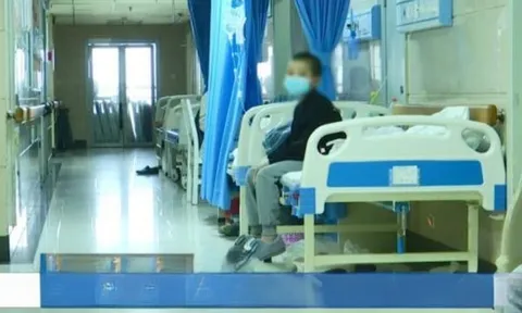 Bé trai bị mẹ ruột “bỏ rơi” tại bệnh viện 1 tháng trời, lúc đến đón con ung dung nói 1 câu khiến nhiều người ngán ngẩm