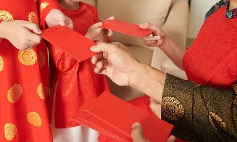 Đứa trẻ bị tịch thu tiền lì xì và đứa trẻ được tự giữ, 20 năm sau, cuộc sống của chúng khác biệt quá rõ rệt