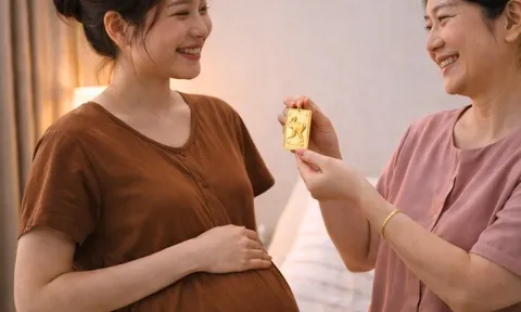 Mẹ chồng vào phòng tân hôn tặng vàng lấy vía cho đứa nhỏ trong bụng, chiều đó tôi nhập viện cấp cứu