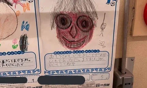 Bé 5 tuổi vẽ tranh tặng bố nhưng ai cũng phát hiện điều bí ẩn ở góc phải, nhìn kỹ thì rùng mình