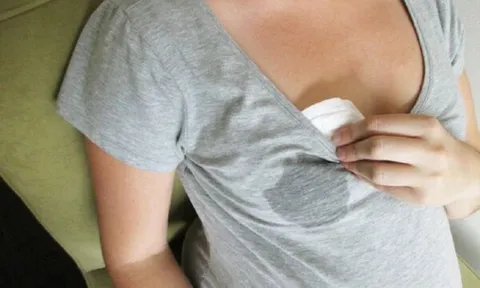 Mẹ phát hiện trên áo ngực con gái 13 tuổi thường xuyên dính màu lạ, đưa đi khám nghe bác sĩ nói mà run rẩy