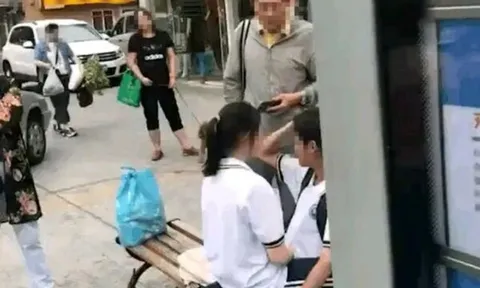 Một nam một nữ học sinh có hành động phản cảm ngay trạm xe buýt, người đi đường nói một câu cả hai liền xanh mặt