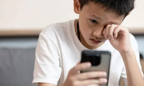 Con trai đang chơi game trên điện thoại bỗng hoảng hốt cầu cứu vì bức ảnh khỏa thân, mẹ lập tức báo cảnh sát