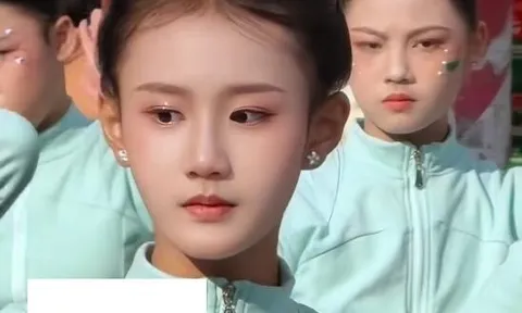 Tham gia biểu diễn văn nghệ ở quê, bé gái lớp 6 nổi tiếng sau 1 đêm vì quá xinh, được ngỏ lời ký hợp đồng 2 tỷ