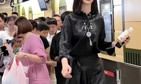 Bố mẹ chiều cao bình thường nhưng sinh con gái cao 2,2m, rất xinh đẹp, cứ ra đường là gia đình lo lắng