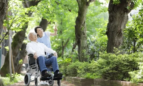 Không có tiền thuê giúp việc hay vào viện dưỡng lão, tôi vẫn có cách để các con tranh nhau chăm sóc bố già